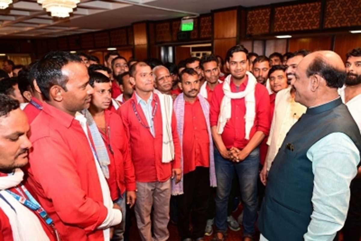 श्रमिक दिवस के अवसर पर रेल सहायकों ने किया संसद भवन का भ्रमण, लोक सभा अध्यक्ष से भी की मुलाकात श्रमिक दिवस के अवसर पर रेल सहायकों ने किया संसद भवन का भ्रमण, लोक सभा अध्यक्ष से भी की मुलाकात